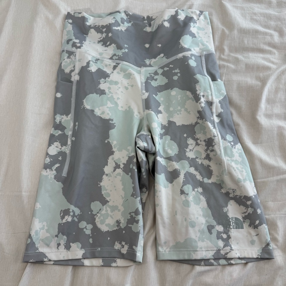 The North Face Printed Bike Shorts Gray Green Camo Size L NWOT